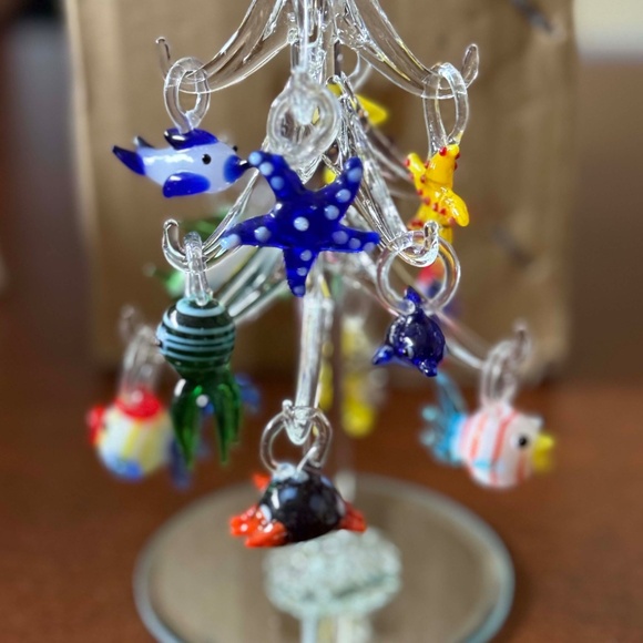 SEA CREATURES, 12 BLOWN CRYSTAL WITH 6 ¼ H x 2 ½ DIAMETER CRYSTAL TREE TO HANG - Picture 3 of 15